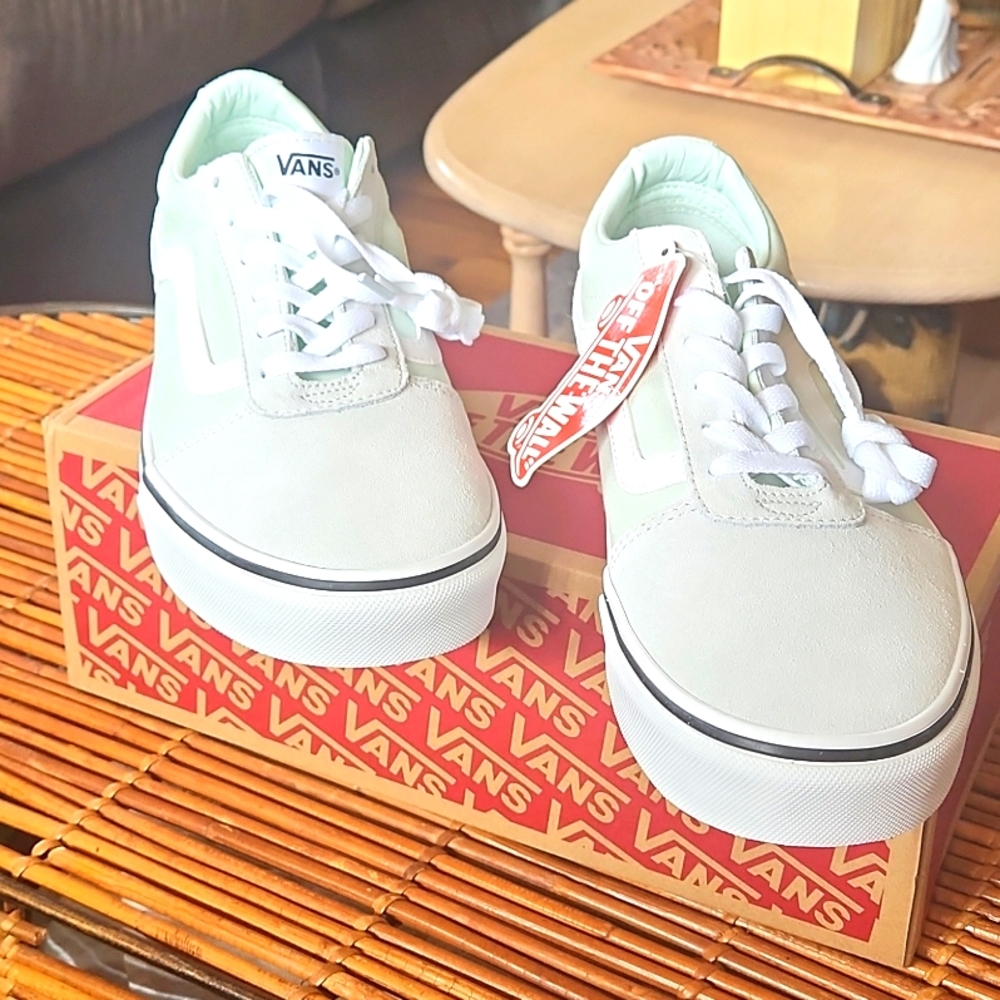 Ladies vans tennis shoes